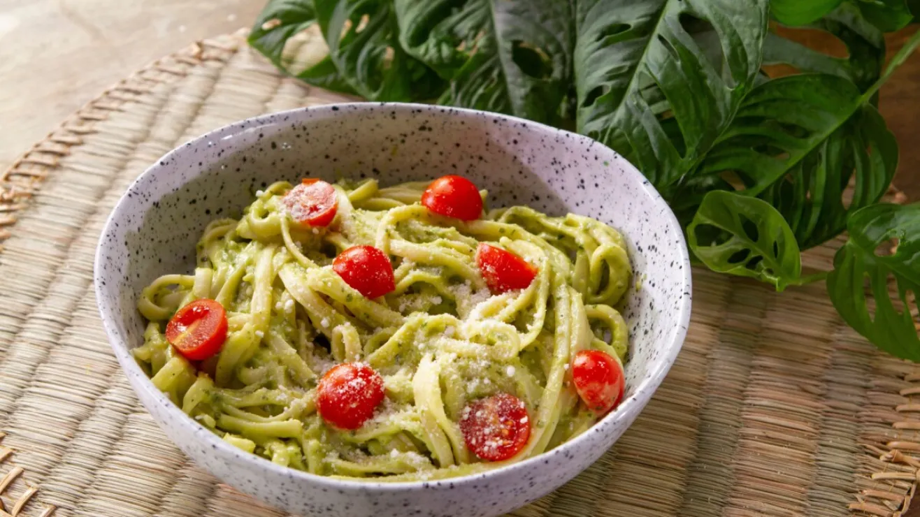 Pasta en salsa de aguacate