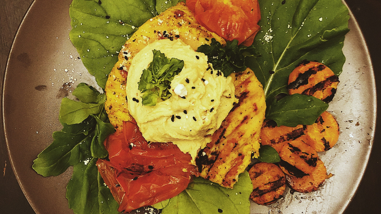 Pechugas de pollo a la plancha con hummus de garbanzo