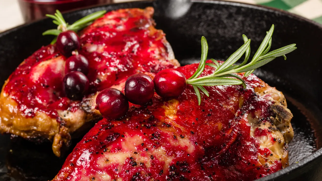 Pollo a la plancha con salsa de frutos rojos