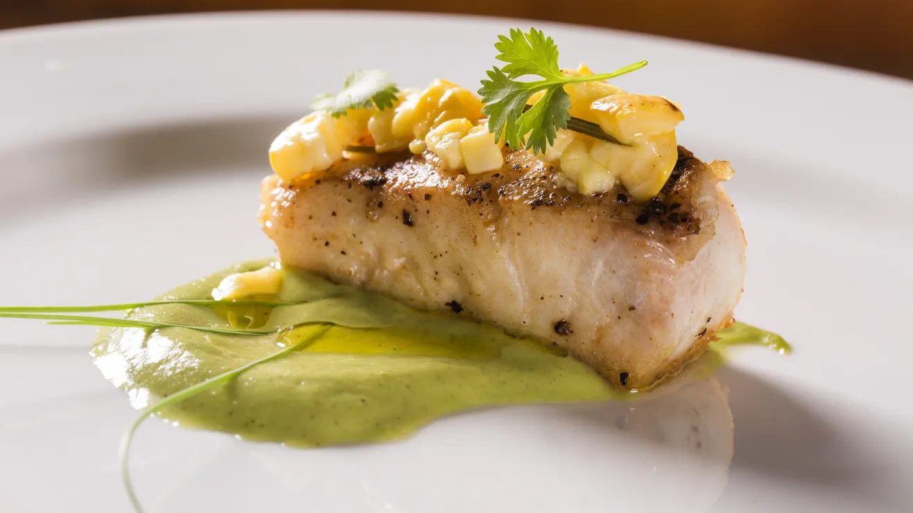 Róbalo a la plancha con salsa de aguacate