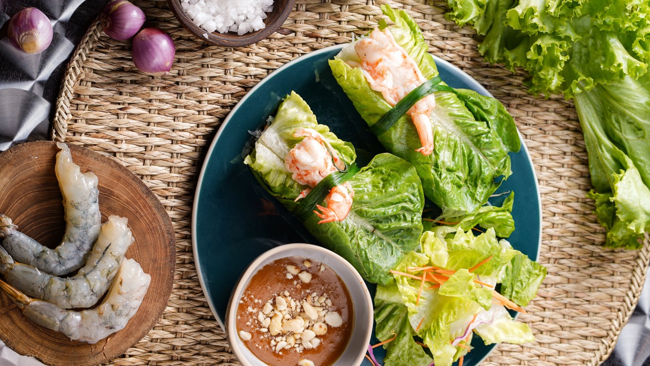 Rollos de lechuga con camarón y mango
