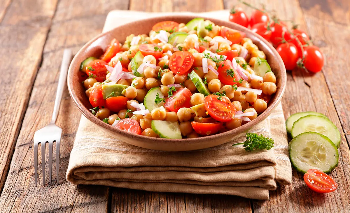 Ensalada de garbanzos con tomate cherry