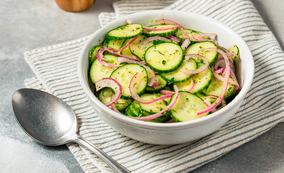 Ensalada de pepino con cebolla