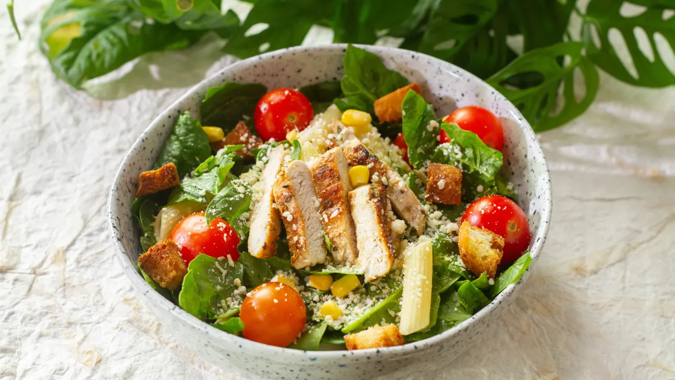 Ensalada de pasta con pollo y espinacas