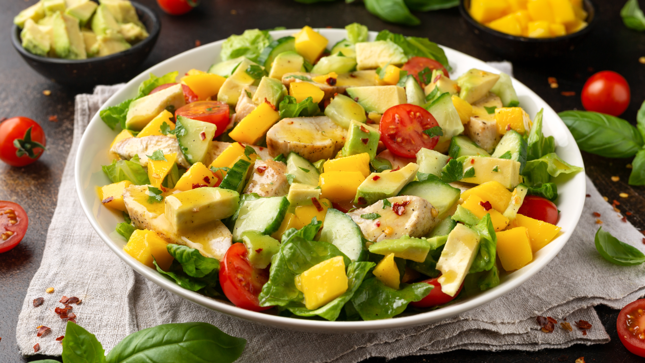 Ensalada de pollo con mango y aguacate