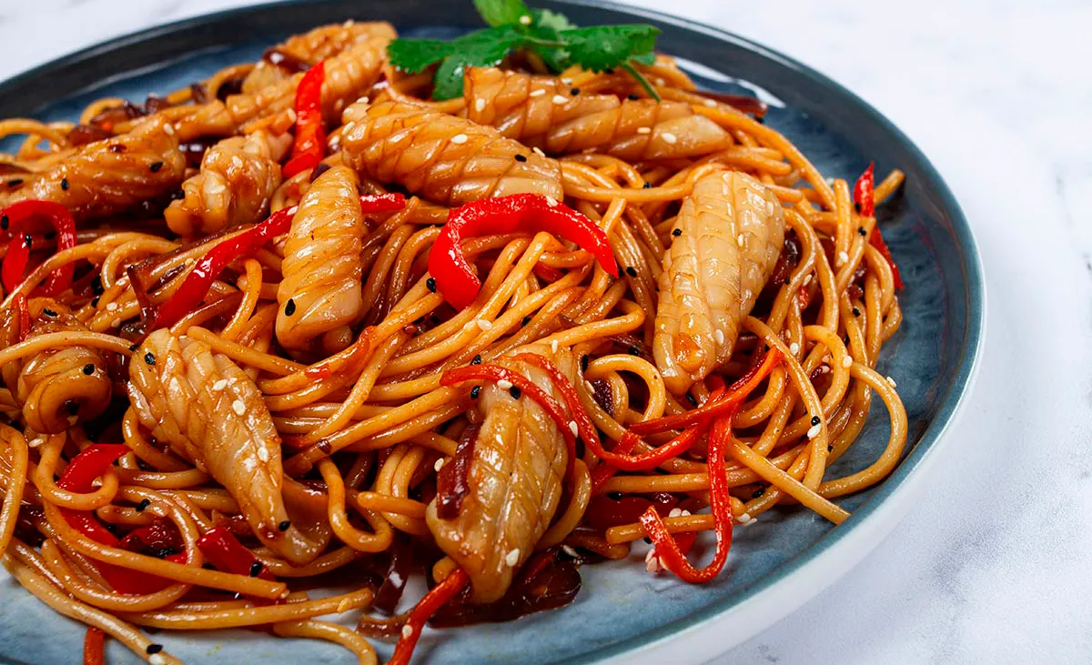 Tallarines chinos con calamares